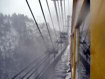 Der Zug f�hrt am 05.03.2008 �ber die 240 m lange Gisclar-H�ngebr�cke zwischen den Stationen Sauto km 23 1224 m und Fontpedrouse km 20 1051 m.