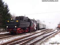 Am Nachmittag des 15.12.2007 wartet die Leipziger 52 8154-8 im Bahnhof Schlettau auf die Ausfahrt in Richtung Schwarzenberg
