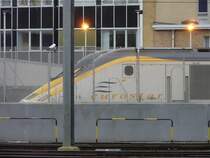 Noch stehen die 2 Eurostar gut bewacht und beleuchtet in ihrem K�fig im Bahnhof Bruxelles Midi am 07.03.08.