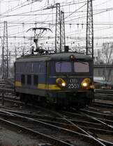 E-Lok 2553 f�hrt im Bahnhof Bruxelles Midi an den Kopf des Bergland Express, um diesen nach Rotterdam zu ziehen. 09.03.08