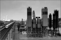 An den Silos -

Ein ICE 3 bei der Durchfahrt des Bahnhofes Mannheim-Handelshafen. 

08.03.2008 (M)