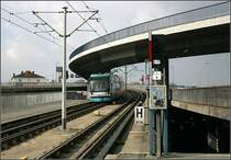 Stadtbahnmäßig ausgebaut -

Eine Straßenbahn kommt von Kurt-Schumacher-Brücke herunter und fährt in die Mannheimer Haltestelle Rheinstraße ein. 

08.03.2008 (M)