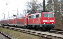 Blitzsaubere 111 068-3 - heute mal im Knitterlook -  und ihr ebenso sauberer Reginalexpress auf der Fahrt Richtung G�nzburg KBS 980 Augsburg - Ulm. 