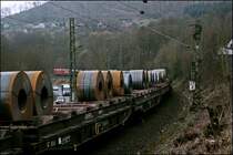185 016 legt sich mit dem 61239 bei Altena (Westf) in die Kurve. (07.03.2008)