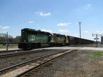 Eine GP50 und eine GP35 der BNSF mit einem G�terzug am 11.3.2008 in Sealy (bei Houston, Texas).