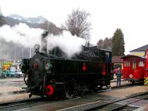 Lok3 wird an die bereitstehenden Wagen f�r den Winterdampfsonderzug Nr.211 gekuppelt; 080312