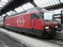 SBB - E-Lok 460 022-7 mit Doppelstockwagen im Hauptbahnhof von Z�rich am 04.01.2008
