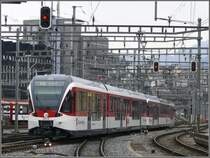 Spatz 130 008-6 und 943-6 verlassen als S% nach Giswil den Bahnhof Luzern. (18.03.2008)