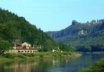 Ein von einer BR 189 gezogener Containerzug am Morgen des 18.8.2007 unterwegs nach Tschechien.
Im Hintergrund die Schrammsteine.