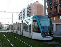 ATM-Stra�enbahn 02 der Linie T2 verl��t am 08.03.2008 die Haltestelle La Fontsanta.