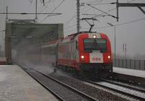 1216 226 - hier noch im alten Look zu sehen, bringt im Dezember 2007 den Schnellzug D271 nach Wien S�dbahnhof, Ostseite und hat soeben die Donau �berquert.