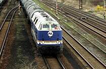 InfraLeuna 204 (ex DR V180) mit Kesselwagenzug in Gro�korbetha.