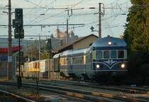 Als Sonderzug nach Wien Ostbahnhof verl��t der VT 5145 (Blauer Blitz) den Bahnhof Korneuburg. Das Foto ist am 29.09.2007 im letzten Sonnenlicht des Tages entstanden. Im Hintergrund ist sehr sch�n Burg Kreuzenstein zu erkennen.