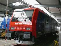 Die italienische Firma Del Fungo Giera Ferrovia ist in Italien und im grenz�berschreitenden Verkehr als Open-Access Anbieter f�r Eisenbahng�terverkehr t�tig.
Hier ist die f�r diese Firma bestimmte Mehrsystemlok E474-104 DG bei der Jubil�umsausstellung im PCW zu sehen.
Die Lok ist der deutschen BR189 sehr �hnlich und f�r den Einsatz in Italien und der Schweiz zugelassen. 
Nun, die deutsche BR189 wird bei der in Italien notwendigen Zulassung als Reihe E189 bezeichnet. Wie kommt diese Lok zu der ganz anderen (aber mit dem italienischen Bezeichnungsschema kompatiblen) Baureihenbezeichnung E474?
Ganz einfach: Sie entspricht den nach Schweizer Art als Reihe Re 474 bezeichneten Loks der SBB-Cargo, die ebenfalls in der Schweiz und in Italien zugelassen sind.
Nicht nur die Loks, sondern auch ihre Bezeichnungen �berwinden inzwischen nationale Grenzen.
19.08.2007 Wegberg-Wildenrath (PCW)
