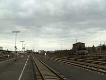 In der ehemaligen Eisenbahnerstadt Weiden i.d. OPf. ist heute nicht mehr viel los! Nur ein paar Schwerlastwagen, die f�r den Milit�rverkehr bereit gehalten werden, die M�llverladestation, einige Schotterwagen und die Wagen aus der �bergabe von Grafenw�hr-Lager sind abgestellt. Der LTH-Tiger steht auch nur zur Ruhe da und wartet bis seine Wagen in Vilseck-Lager beladen sind um sie dann wieder abzuholen!

Jedoch halten hier noch Personenz�ge unter anderem auch der ALEX!