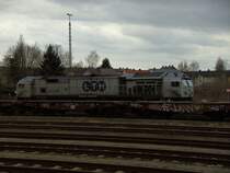 Am 17.03.2008 war der LTH-Tiger, der der OHE geh�rt, in Weiden i.d. OPf. abgestellt. Er wird f�r die Holzabf�hr vom lagerbahnhof in Vilseck ben�tigt! Im Vordergrund sind Schwerlastwagen zu sehen, die f�r den Milit�rverkehr von Pressath nach Grafenw�hr-Lager bereitgehalten werden.