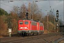 ....... und nach ca. 12 weiteren Minuten sind die beiden Gremberger 140 830 und 140 856 als Tfzf von Finnentrop komment Richtung Hagen unterwegs. (19.03.2008)
