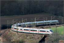 . Bumerang I -

Ein ICE 3 Richtung München in der Kurve kurz vor Urspring. Mit einem Dosto-Zug beispielsweise ist so ein Bild gar nicht möglich, da es einfach an Zuglänge fehlt. Leider ist der ICE hier mit seiner Schnauze schon ins Gebüsch gefahren :-). Bei der Wetterlage gestern machten es die Wolken sehr spannend, ob sie im richtigen Moment die Sonne noch durchlassen würden oder nicht. 

19.03.2008 (J)