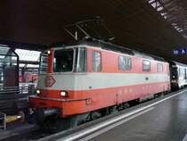 SBB - Re 4/4  11108 in Swiss Express Farben im Hauptbahnhof von Z�rich am 21.03.2008