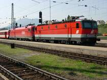 Eine Br 1044 und eine 1116 sind gerade mit einem Extrazug aus Salzburg in Villach HBF angekommen. Sommer 07