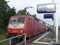 Am Gleis 3 in Ostseebad Binz steht bereit 120 142-5 nach Stuttgart Hbf �ber Stralsund, Rostock, Dortmund und Duisburg.
