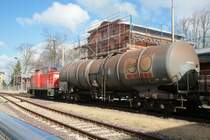 345 119 rangiert im Bf. Sternberg mit den gef�llten Kesselwagen am Bahnhofsgeb�ude vorbei. 18.03.2008