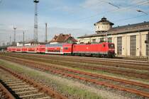 RE 4 mit 114 024-3 f�hrt aus dem Bf. Bad Kleinen am alten Wasserturm mit Lokschuppen vorbei nach Wismar. 20.03.2008