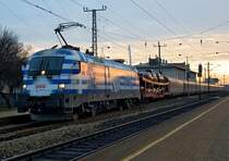 EM Werbetaurus Griechenland 1116 007 in der zarten Morgensonne am 13.01.2008 in Wien H�tteldorf vor �BB IC 544  Schafbergbahn  nach Salzburg.