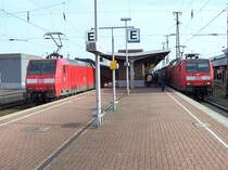 146 026-0 kam grade in Dortmund Hbf an. Zwei besondere Dinge gab es an diesem RE. Er fuhr Steuerwagen vorraus, was normalerwei�e Richtung Aachen Hbf der Fall ist, und er endete in Dortmund obwohl er nach Plan weiter bis Hamm(Westf) f�hrt. Der Grund daf�r waren bauarbeiten zwischen Kamen und Hamm. Daneben steht die 146 003-9 als RE6 aus Minden(Westf) zur Weiterfahrt nach D�sseldorf Hbf. Wie dieser Zug Umgeleitet wurde ist mir allerdings nicht mehr klar. 03.02.08