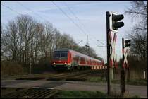 Eine RB von Hamburg-Altona nach Itzehoe passiert am 9.2.2008 den  zwischen Prisdorf und Tornesch gelegenen B� Kreyhorn.