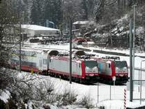 E-Loks 4020 und 4017 stehen im abgesperrten Bereich in der N�he des Bahnhofs von Troisvierges am 22.03.08