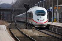 Ein ICE 3 schl�ngelt sich am fr�hen Mittag des Ostersamstags durch den Bahnhof G�nzburg/Donau Richtung Ulm. Sicher eine Anregung f�r Modellbahner, getreu dem Vorbild, Bahnh�fe in sanfte Kurven zu legen.. Man beachte die kleine K�f  hinter Gittern .