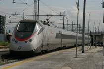Der Eurostar Italia AV 9436 Salerno-Milano setzt sich am 20.03.2008 um 09.55 Uhr in Napoli Centrale in Bewegung. Nat�rlich bin ich an einem Arbeitstag nicht umsonst in Napoli Centrale, sondern brachte meinen erkrankten Kollegen zum Zug, der damit seine Reise nach Basel antrat. Ein wenig packte mich auch die Reiselust als ich den Zug hinterherblickte...