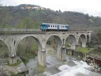 Der R 3395 �berquert auf dem Weg von Lioni nach Avellino das Calore-Viadukt bei Luogosano; 22.03.2008