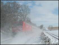 101 021-4 wirbelte am Morgen des 22.03.2008 eine Menge des frisch gefallenen Schnees auf als sie IC 2063 nach N�rnberg Hbf schob. Aufgenommen bei Rainau-Buch.