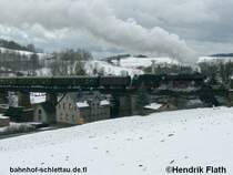 Das erste Bild der Serie vom 22.03.2008 entstand am ersten der drei Markersbacher Viadukte. 50 3648-8 des SEM Chemnitz zieht den �ber 30 Minuten versp�teten Sonderzug Richtung Schlettau.
Leider lie� mich die Sonne an diesem Tag, bis auf 2 Aufnahmen, komplett im Stich...