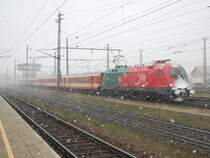 In einem heftigen Schneesturm ist am 20.03.2008
die 1016 025  EM-Portugal  mit ihrem Rex 3023
aus Salzburg bei der Einfahrt in den Welser Hbf gekommen.