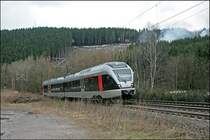 Ein paar Kilometer weiter N�rdlich von Benolpe ist die Schnee verschwunden.... ET22004 f�hrt als ABR99724 (RB91  Ruhr-Sieg-Bahn ) die Steigung hinauf. (22.03.2008)