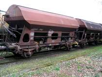 Schotterwagen(40819428288-0)+(40819421596-3) am Abstellgleis ; 080322