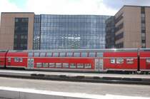 RB 30017 in M�nchen Hbf mit dem Mittelwagen 508026-81151-5 im Hintergrund spiegelt sich in den Fenstern des Umweltschutzreferates das Hochhaus des Bayr. Rundfunk