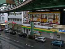 Ein Zug f�hrt aus der Endstation Vohwinkel aus, um die etwa 13 km lange Fahrt nach Oberbarmen anzutreten. 21.3.2008