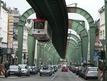 W�hrend der Verkehr auf der Stra�e wegen einer roten Ampel steht, schwebt die Bahn unbeeindruckt dar�ber hinweg. Kaiserstra�e, 22.3.2008