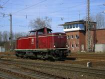 BR 212 052-5 der EfW beim Gleisbau in Dortmund Mengede,
Vorbeifahrt am Stellwerk.(23.03.2008) 