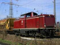 V 100 , 212 240-6 der EfW mit Gleisbauzug am Haken in Dortmund Mengede.(23.03.2008)