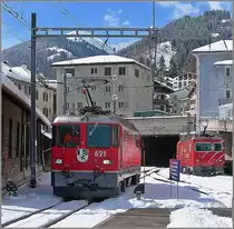 Während die Ge 4/4 II 621 in Disentis ihrem RE umfährt, wartet im Hintergrund die MGB HGe 4/4 auf den Glacier-Express. 
Disentis, den 22. März 2008
