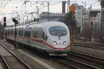 Der damals noch ungetaufte 403 009 (ab 21.06.08 Aalen) bei einer Drehfahrt Laim Rbf->S�dbf->MH am 23.04.08 am Heimeranplatz. Vielen Dank an den Tf f�r das Bet�tigen des Signalhorns, das ich beinahe meine Kamera fallen lie� :P   Das Spiegelei soll sp�testens im Mai verschwinden :( EDIT: Seit 07.12.08 ist es demontiert.