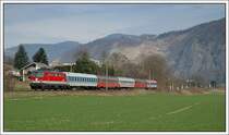Immer wieder sch�n die BR 1142 im Fernverkehr anzutreffen. 1142 694 bespannte am 21.3.2008 den IC 513  Ferdinand Raimund  von Salzburg nach Graz. Aufnahmen entstand wieder kurz vor St�bing. Diesen Zug habe ich schon in bunterer Zusammenstellung gesehen. Manchmal besteht er aus rein deutschen Waggons, die angemietet wurden, um im Fernverkehr nicht CityShuttlewaggons einsetzen zu m�ssen. Dies war eine ehemalige 4010er Leistung.