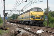 6309 und eine Schwesterlok vor einem Bauzug in Namur. 06.06.2004