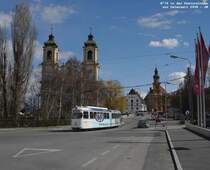 N�76 macht sich aufs Neue auf den Weg zur Kettenbr�cke, dahinter Wiltener Basilika, Leuthaus und Kirche des Klosters Wilten. Ganz rechts die Flaggen der IVB-Zentrale und -Remise. Karsamstag 2008 kHds