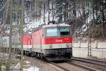 1144 229 u 1144x bei ehemaligen Block Falkenstein talw�rts fahrend
mit einer 421 von SBB Cargo als Schub. 24.03.2008
